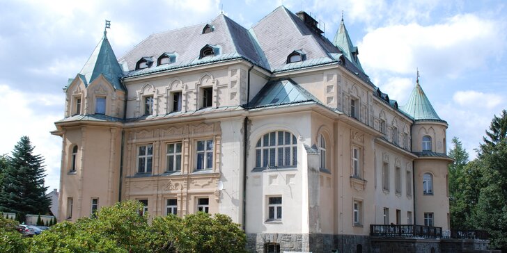 Dovolená ve stylu první republiky: pobyt na Kramářově zámku s polopenzí a saunou