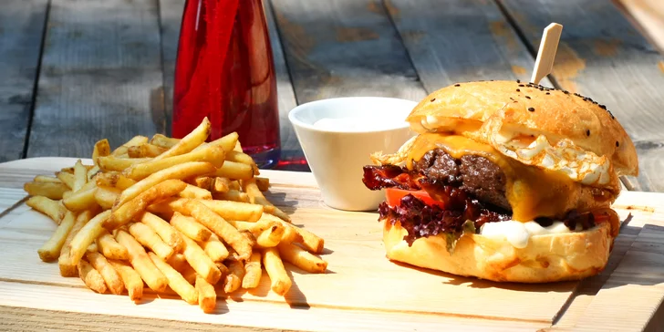 Mexiko nebo beef burger a limonáda k němu pro 1–2 osoby