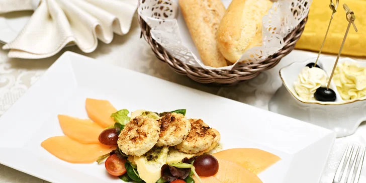 Dokonalá večeře pro 2 os. v hotelu General: hovězí steak či máslová ryba a další chody