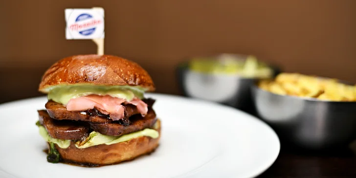 Speciální burger s hovězím jazykem, hranolky či salátem a dipem