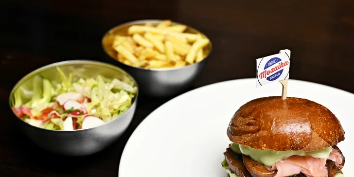 Speciální burger s hovězím jazykem, hranolky či salátem a dipem