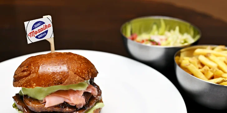 Speciální burger s hovězím jazykem, hranolky či salátem a dipem