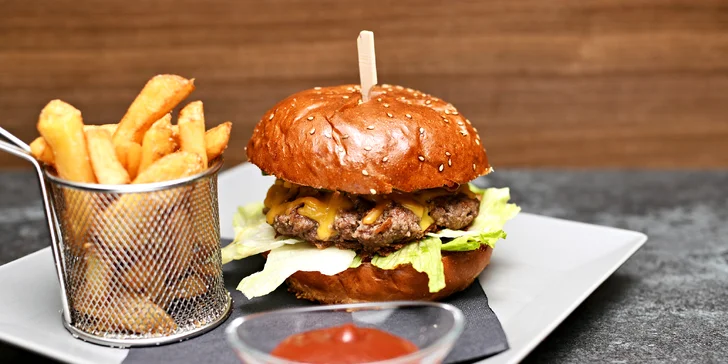 Burger podle výběru, hranolky a pivo nebo limonáda pro 1 i 2 osoby