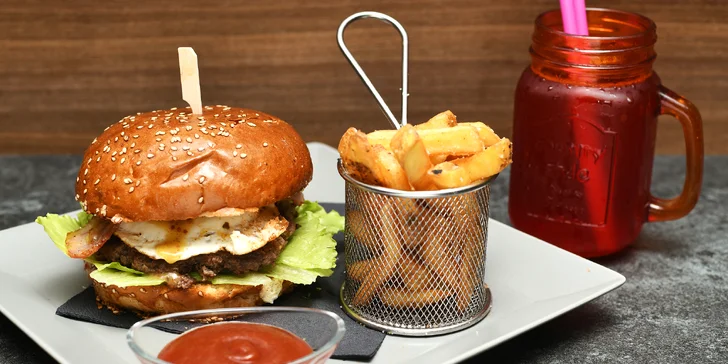 Burger podle výběru, hranolky a pivo nebo limonáda pro 1 i 2 osoby