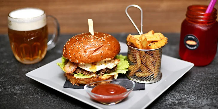 Burger podle výběru, hranolky a pivo nebo limonáda pro 1 i 2 osoby