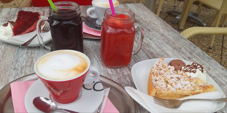 Italská káva Cosmai, jablečný koláč nebo cheesecake a limonáda s ovocem
