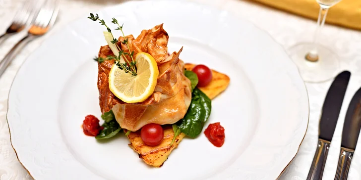 Dokonalá večeře pro 2 os. v hotelu General: hovězí steak či máslová ryba a další chody