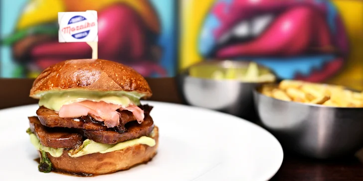 Speciální burger s hovězím jazykem, hranolky či salátem a dipem
