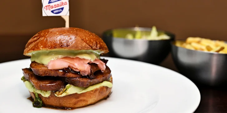 Speciální burger s hovězím jazykem, hranolky či salátem a dipem