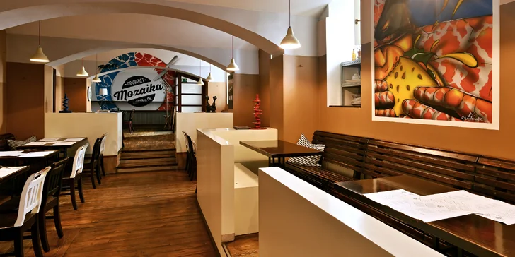 Speciální burger s hovězím jazykem, hranolky či salátem a dipem