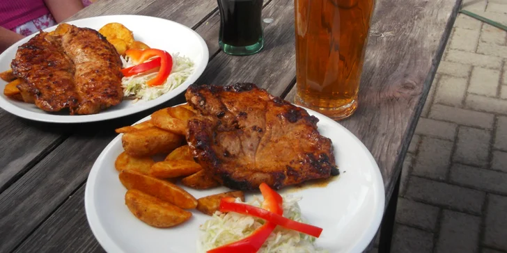Bylinkami provoněný steak z krkovičky nebo kuřecího masa s přílohou a nápojem