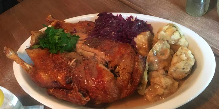 Pečená kachna se špekovými knedlíky a zelím v restauraci La Bastille