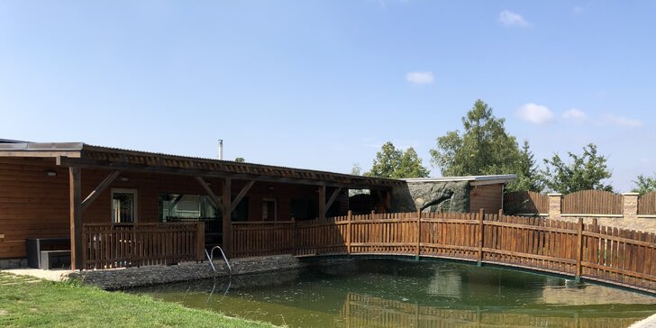 Chalupa poblíž Vranova až pro 14 osob: sauna, jezírko s vodopádem i vířivka