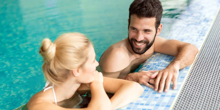 Elegantní hotel na kolonádě ve Varech: snídaně či polopenze a vstup do lázní