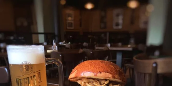 Hovězí Coyote Burger s hranolky a bylinkovo-česnekovým dipem