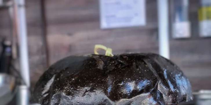Maxi burger s dvojitým hovězím a camembertem v černé bulce pro 1 nebo 2 osoby