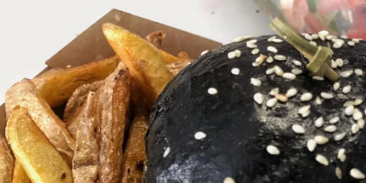Maxi burger s dvojitým hovězím a camembertem v černé bulce pro 1 nebo 2 osoby