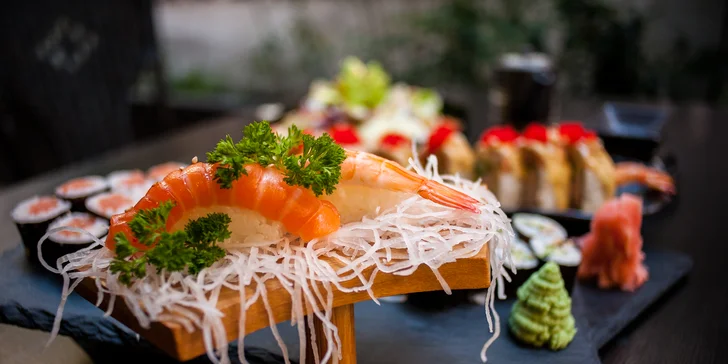 16–46 ks sushi v menu i se saláty, miso polévkami a gyoza taštičkami