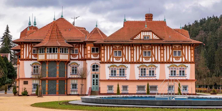 Lázeňský pobyt na kolonádě v Luhačovicích: polopenze, masáž, procedury