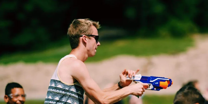 Nerf battle: střílečka s pěnovými projektily, jámami s molitanem a dalšími překážkami pro 1-6 osob