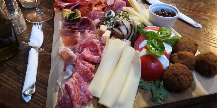 Italská prkénka: výběr sýrů, salámů a zeleniny až pro 6 os.