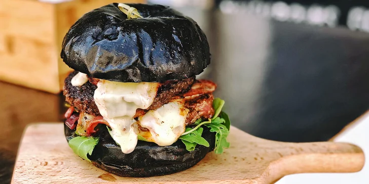 Maxi burger s dvojitým hovězím a camembertem v černé bulce pro 1 nebo 2 osoby