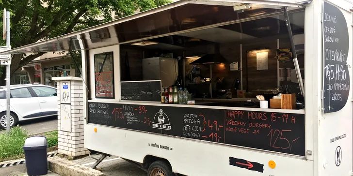 Maxi burger s dvojitým hovězím a camembertem v černé bulce pro 1 nebo 2 osoby
