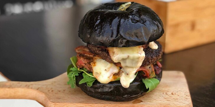 Maxi burger s dvojitým hovězím a camembertem v černé bulce pro 1 nebo 2 osoby