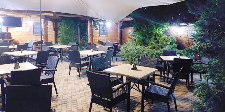 240 g míchaného tataráku z hovězí roštěné a topinky na zastřešené terase