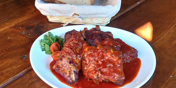 1 kg masitých vepřových žeber v marinádě a ošatka chleba