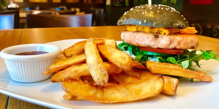 Burger, jak ho neznáte: bulka s lososem či kachním masem a steakové hranolky