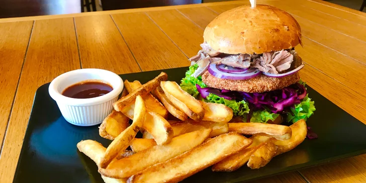Burger, jak ho neznáte: bulka s lososem či kachním masem a steakové hranolky