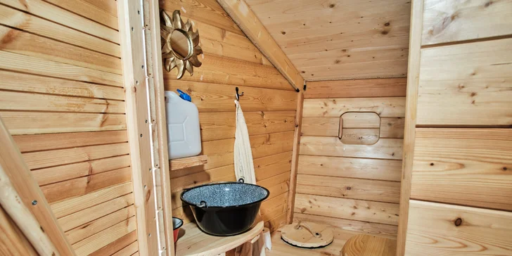 Je tu suchá toaleta a nádoba na vodu pro běžnou hygienu.