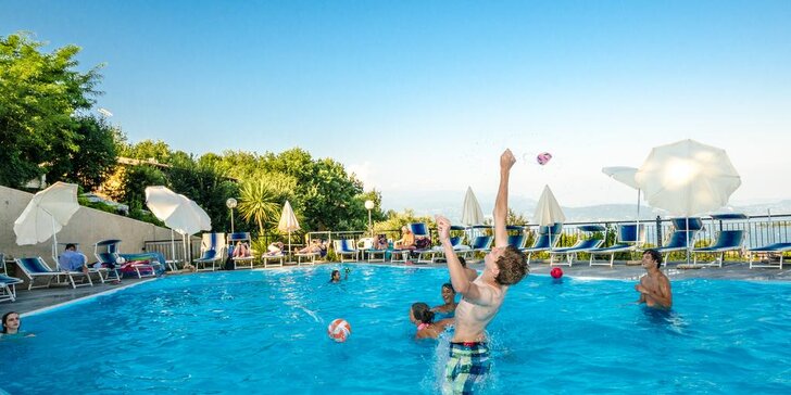 Dovolená u italského Lago di Garda: hotel s výhledem, snídaně a letní bazén