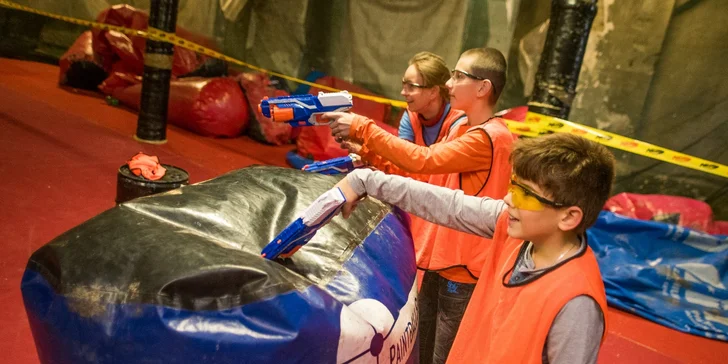 Nerf battle: střílečka s pěnovými projektily, jámami s molitanem a dalšími překážkami pro 1-6 osob
