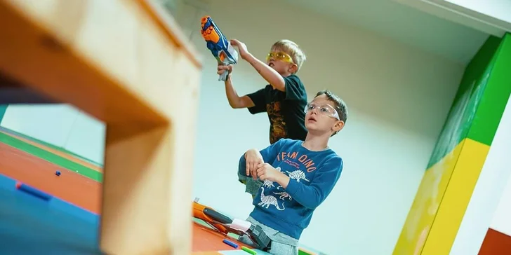 Nerf battle: střílečka s pěnovými projektily, jámami s molitanem a dalšími překážkami pro 1-6 osob