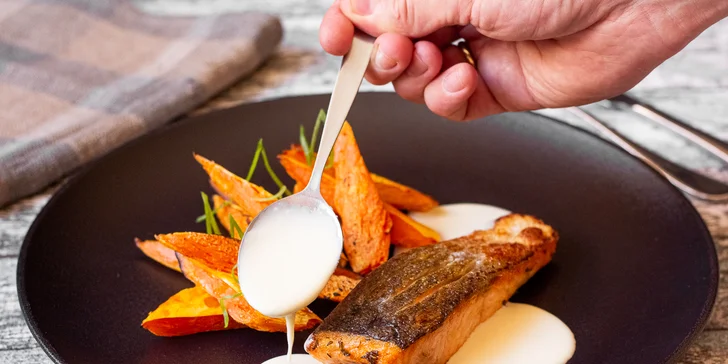 Romantika v privátním wellness, 3chodové menu a třeba i lahev vína pro dva