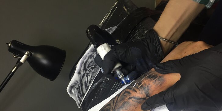 Nové tetování v profesionálním studiu Bronx ink