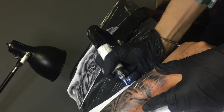 Nové tetování v profesionálním studiu Bronx ink
