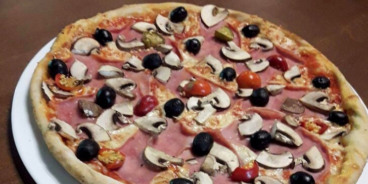 Italská specialitka: 2 čerstvě nazdobené pizzy dle výběru o průměru 32 cm nebo Margarita