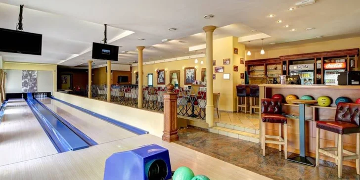 Romance pro 2 osoby v Banské Štiavnici: láhev vína a 2 hodiny bowlingu