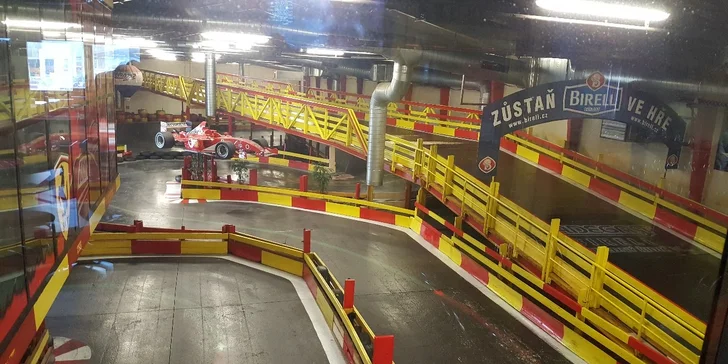 Svůj čas si může každý pilot kontrolovat během jízdy na digitální obrazovce umístěné nad tratí.