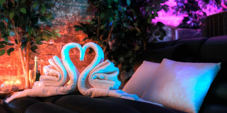 Božská relaxace v romantickém wellness s vinotékou a filmem pro dva