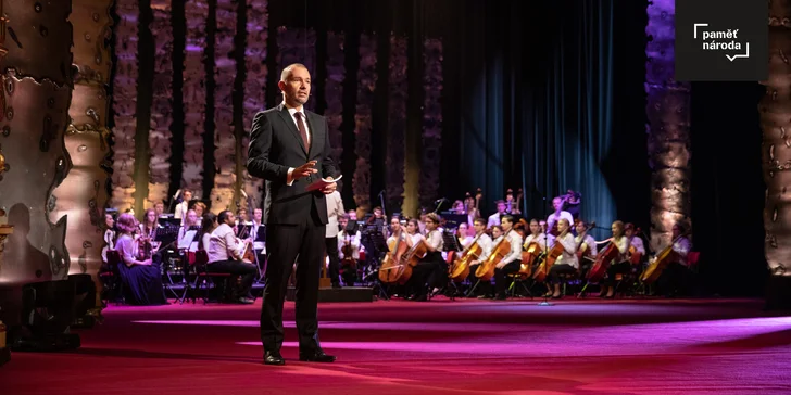 Koncert pro Paměť národa ve Foru Karlín: Langerová, Klus, Poláková, Hudba Praha aj.