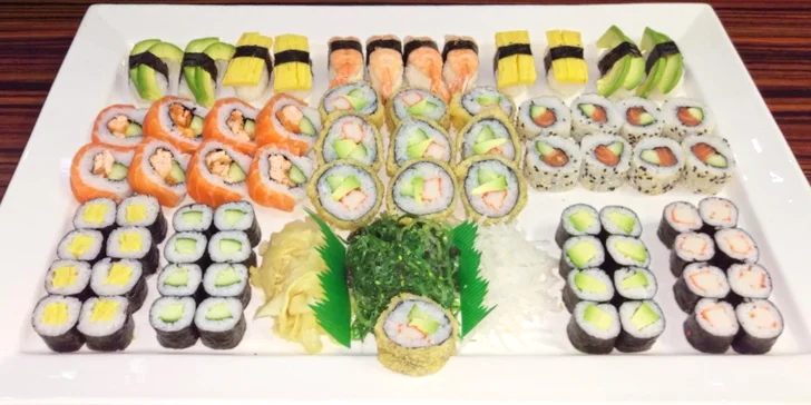 Sushi sety se 48 nebo 70 kousky: rolky s lososem, tuňákem i avokádem