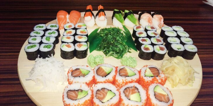 Sushi sety se 48 nebo 70 kousky: rolky s lososem, tuňákem i avokádem
