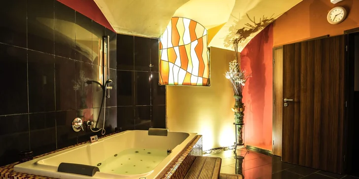 Pobyt v luxusním 4* hotelu u Václavského náměstí: snídaně, projižďka i privátní wellness