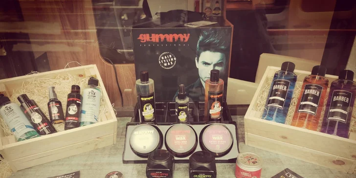 Módní pánský střih či úprava vousů v tradičním barber shopu