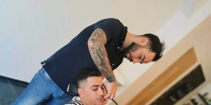 Módní pánský střih či úprava vousů v tradičním barber shopu