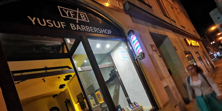 Módní pánský střih či úprava vousů v tradičním barber shopu